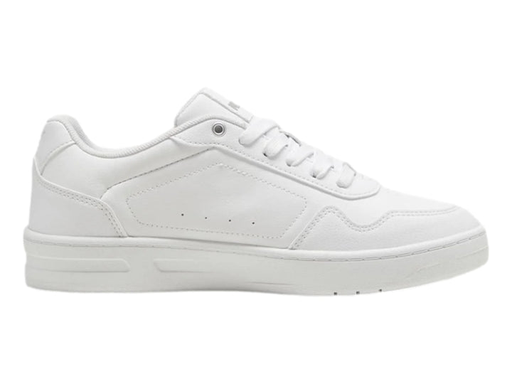 Tenis PUMA Court Classy en color blanco con detalles plateados, diseño casual de corte bajo y cordones.
