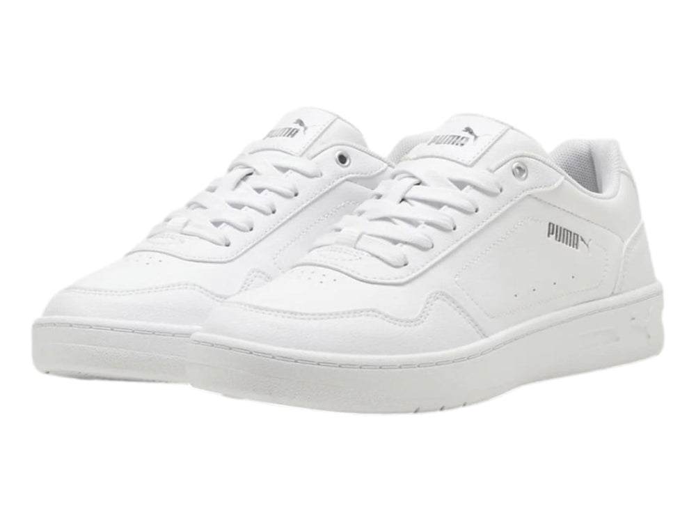 Tenis PUMA Court Classy en color blanco con detalles plateados, diseño casual de corte bajo y cordones.