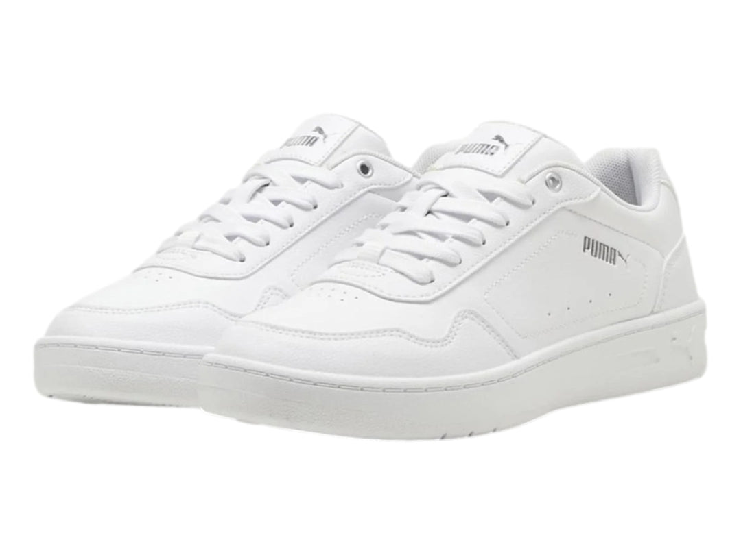 Tenis PUMA Court Classy en color blanco con detalles plateados, diseño casual de corte bajo y cordones.