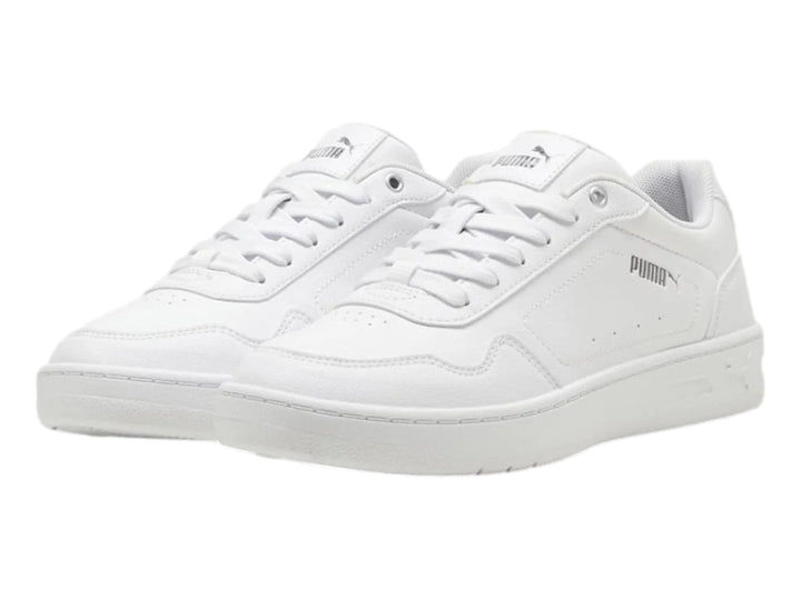 Tenis PUMA Court Classy en color blanco con detalles plateados, diseño casual de corte bajo y cordones.