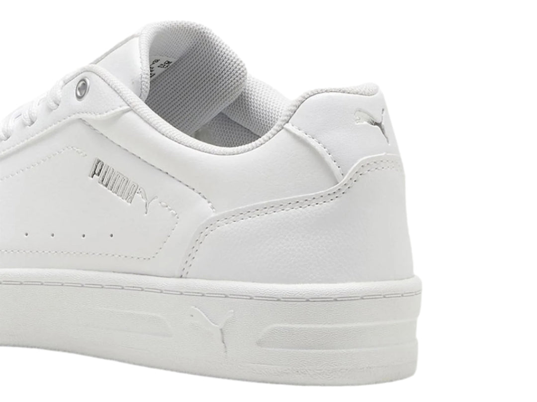 Tenis PUMA Court Classy en color blanco con detalles plateados, diseño casual de corte bajo y cordones.