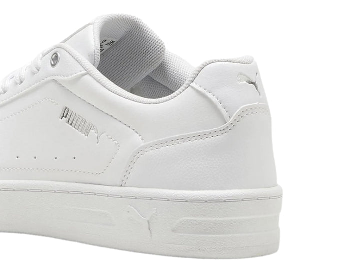 Tenis PUMA Court Classy en color blanco con detalles plateados, diseño casual de corte bajo y cordones.
