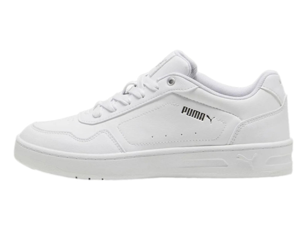 Tenis PUMA Court Classy en color blanco con detalles plateados, diseño casual de corte bajo y cordones.