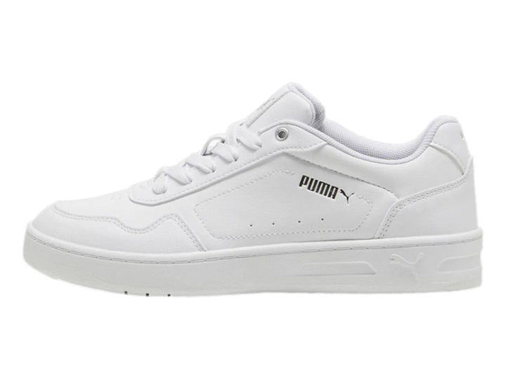 Tenis PUMA Court Classy en color blanco con detalles plateados, diseño casual de corte bajo y cordones.