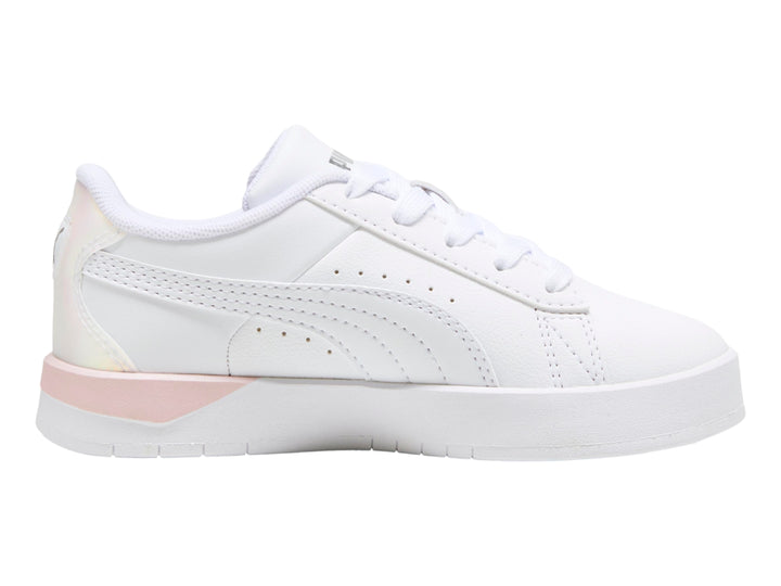 Tenis PUMA blancos con detalles holográficos en el talón y suela blanca.