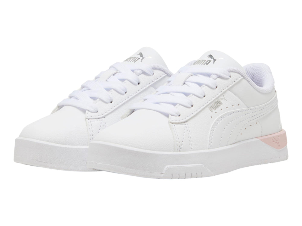 Tenis PUMA blancos con detalles holográficos en el talón y suela blanca.