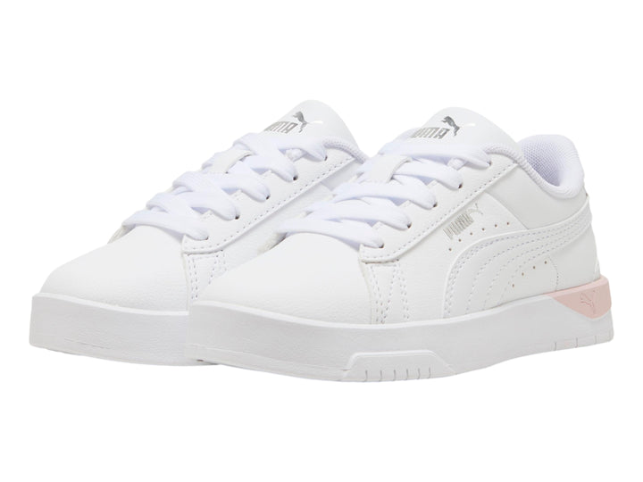 Tenis PUMA blancos con detalles holográficos en el talón y suela blanca.