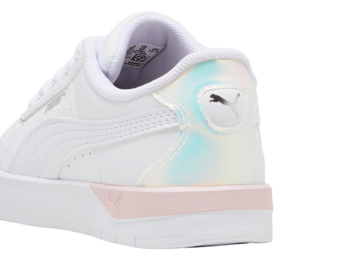 Tenis PUMA blancos con detalles holográficos en el talón y suela blanca.