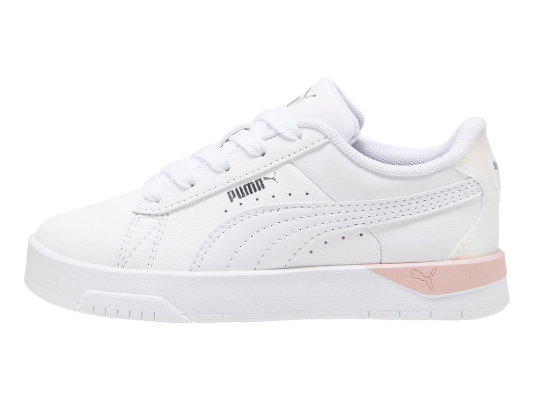 Tenis PUMA blancos con detalles holográficos en el talón y suela blanca.