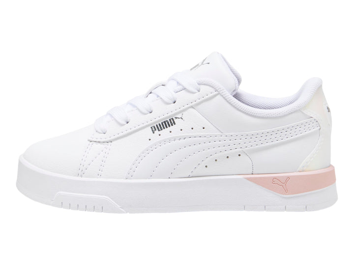 Tenis PUMA blancos con detalles holográficos en el talón y suela blanca.