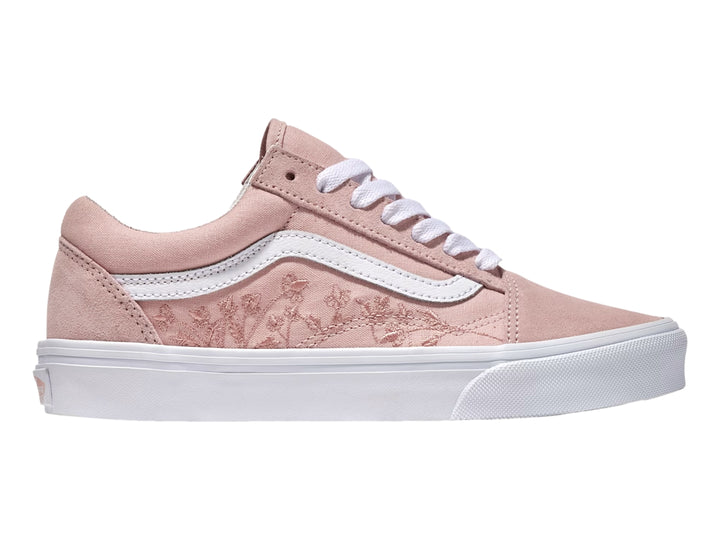 Tenis Vans Old Skool color rosa sepia con bordado floral lateral y suela blanca.