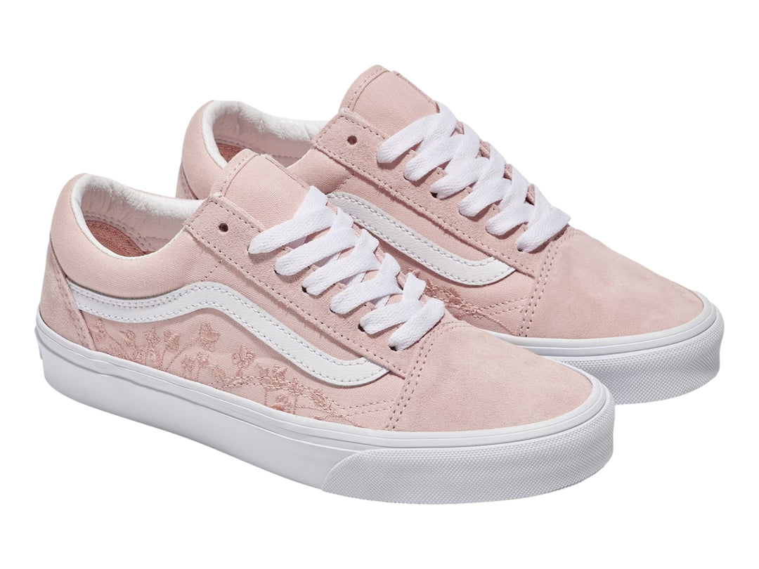 Tenis Vans Old Skool color rosa sepia con bordado floral lateral y suela blanca.