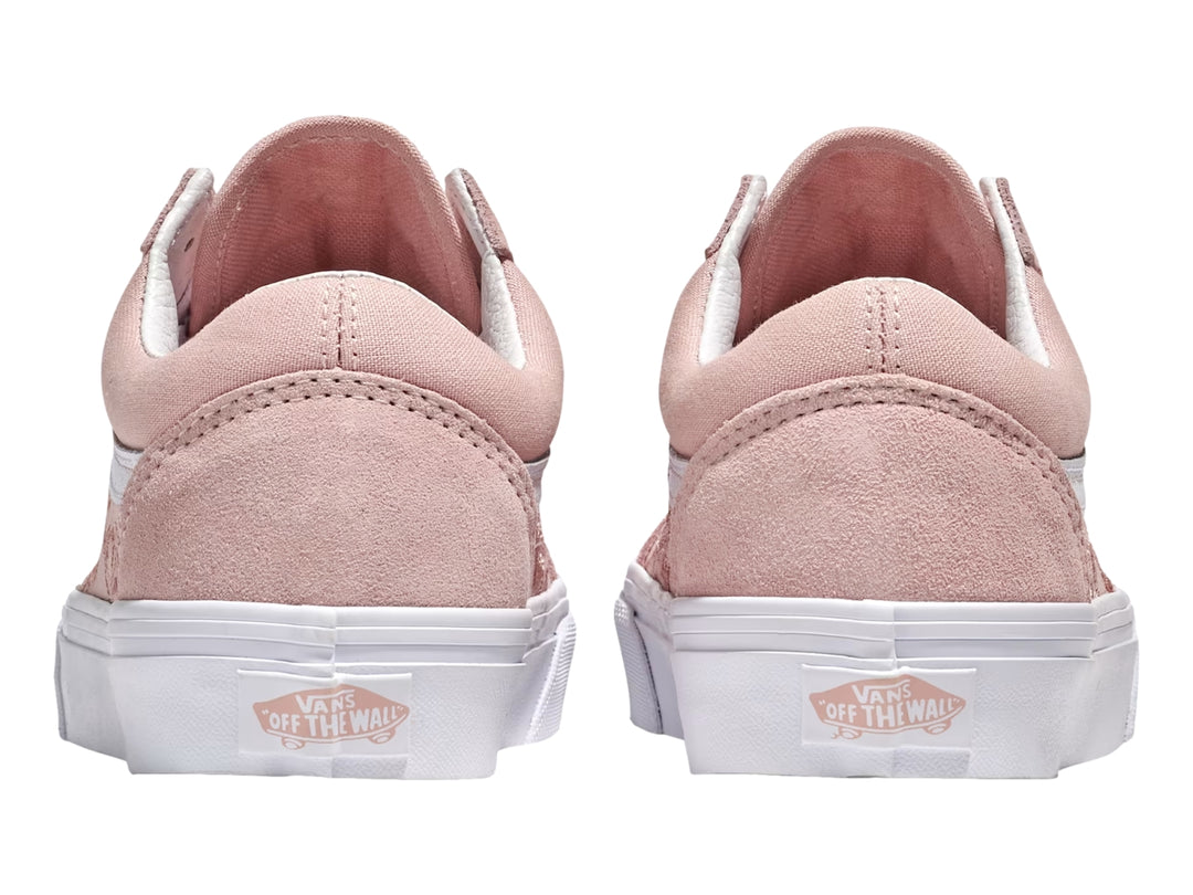 Tenis Vans Old Skool color rosa sepia con bordado floral lateral y suela blanca.