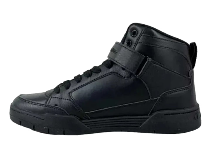 Tenis Champion de bota color negro con textura granulada y correa en el tobillo.