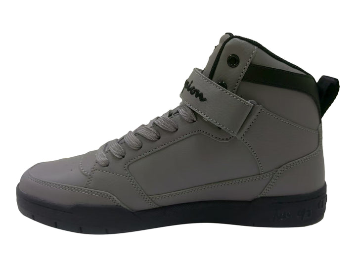 Tenis Champion Arena Power color gris con suela negra y correa ajustable para hombre.