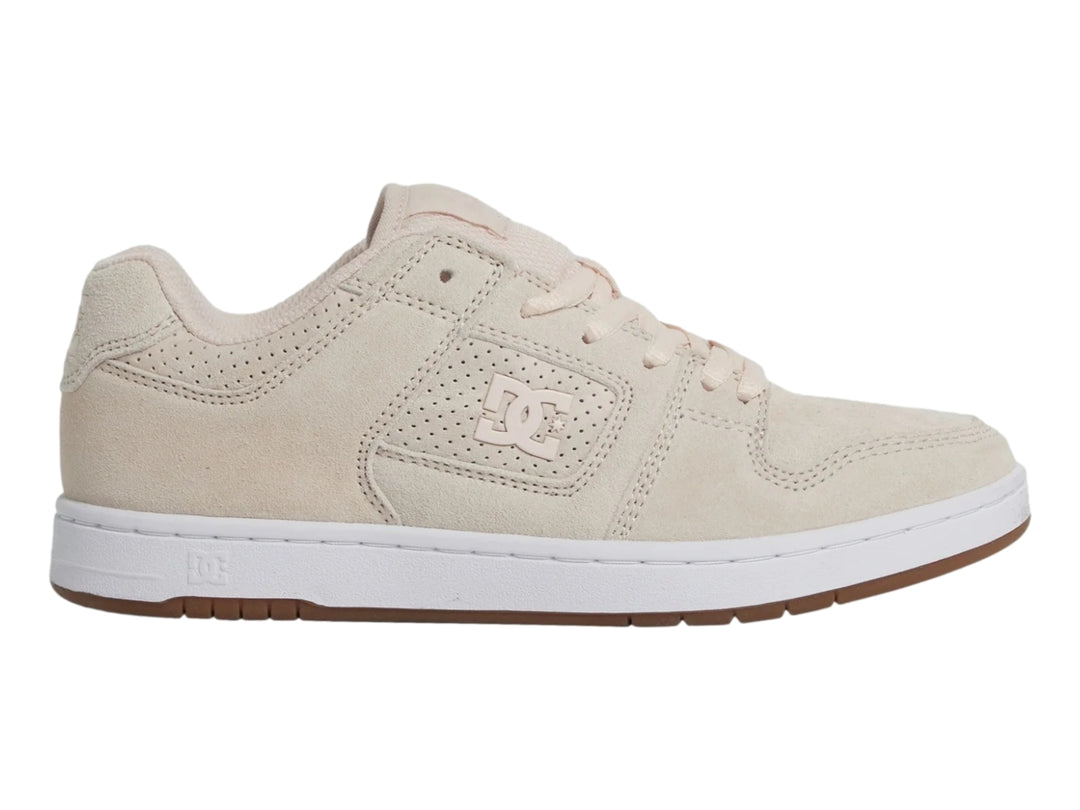 Tenis DC Shoes de color rosa pálido con suela blanca y detalles perforados en el lateral.