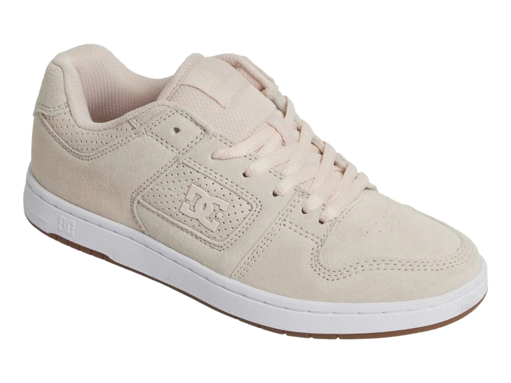 Tenis DC Shoes de color rosa pálido con suela blanca y detalles perforados en el lateral.