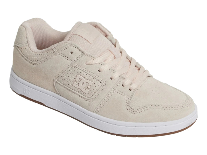 Tenis DC Shoes de color rosa pálido con suela blanca y detalles perforados en el lateral.