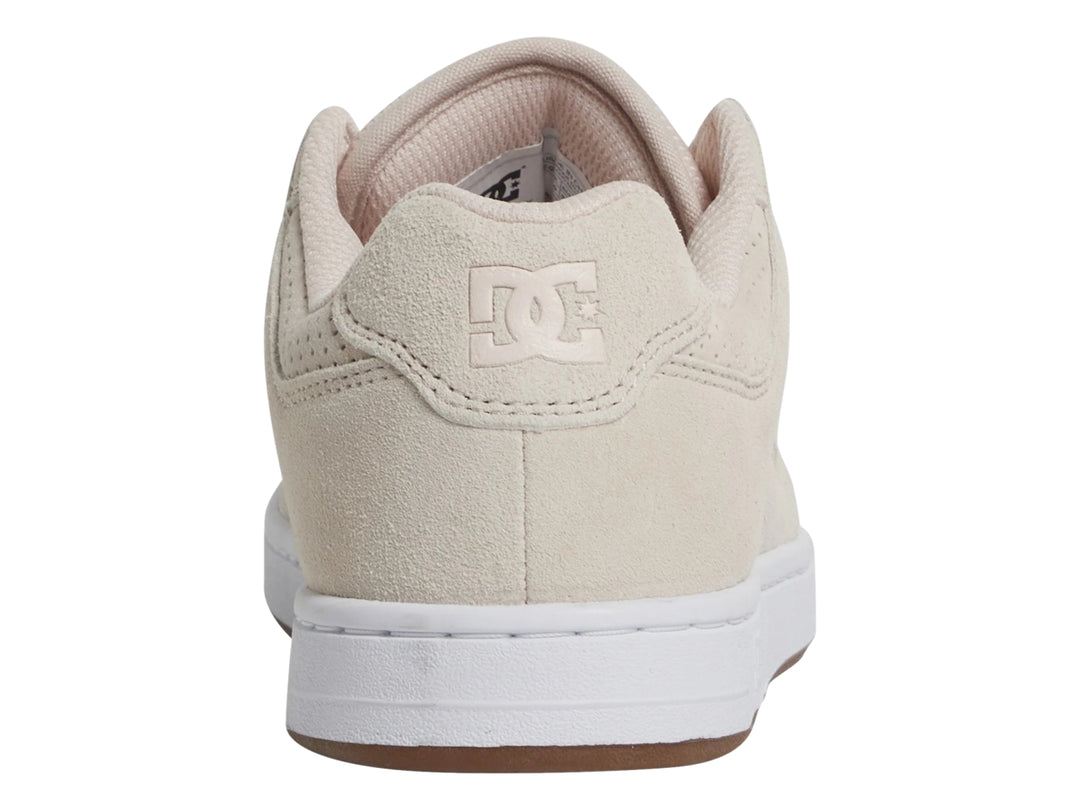 Tenis DC Shoes de color rosa pálido con suela blanca y detalles perforados en el lateral.