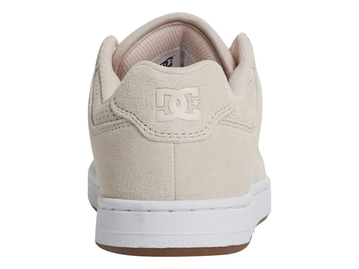 Tenis DC Shoes de color rosa pálido con suela blanca y detalles perforados en el lateral.