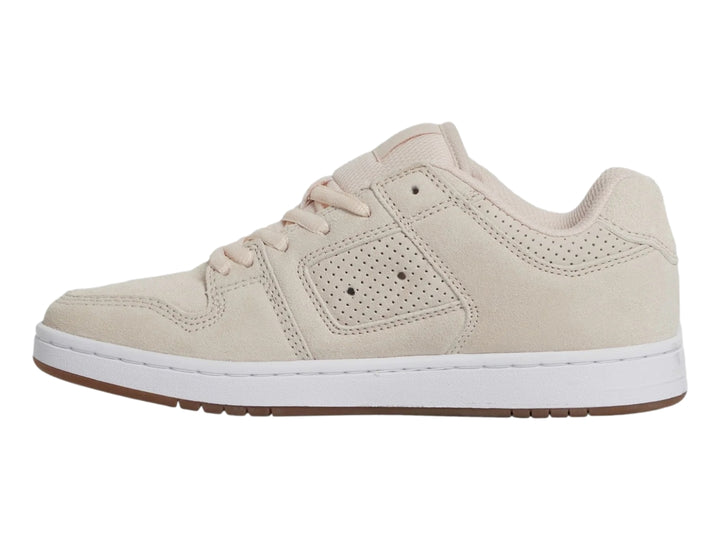 Tenis DC Shoes de color rosa pálido con suela blanca y detalles perforados en el lateral.