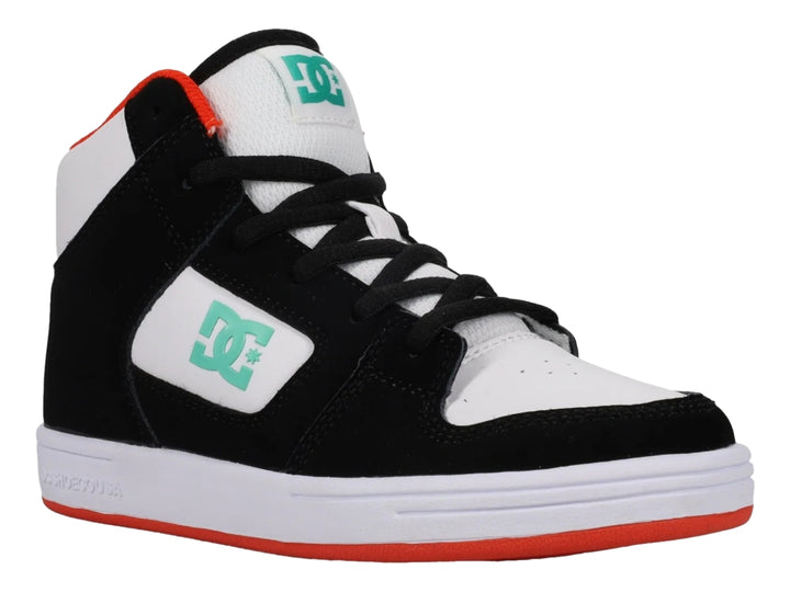 Tenis DC Shoes de bota color negro y blanco con detalles en naranja y logotipo verde.