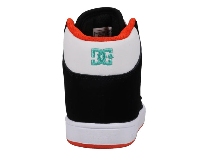 Tenis DC Shoes de bota color negro y blanco con detalles en naranja y logotipo verde.