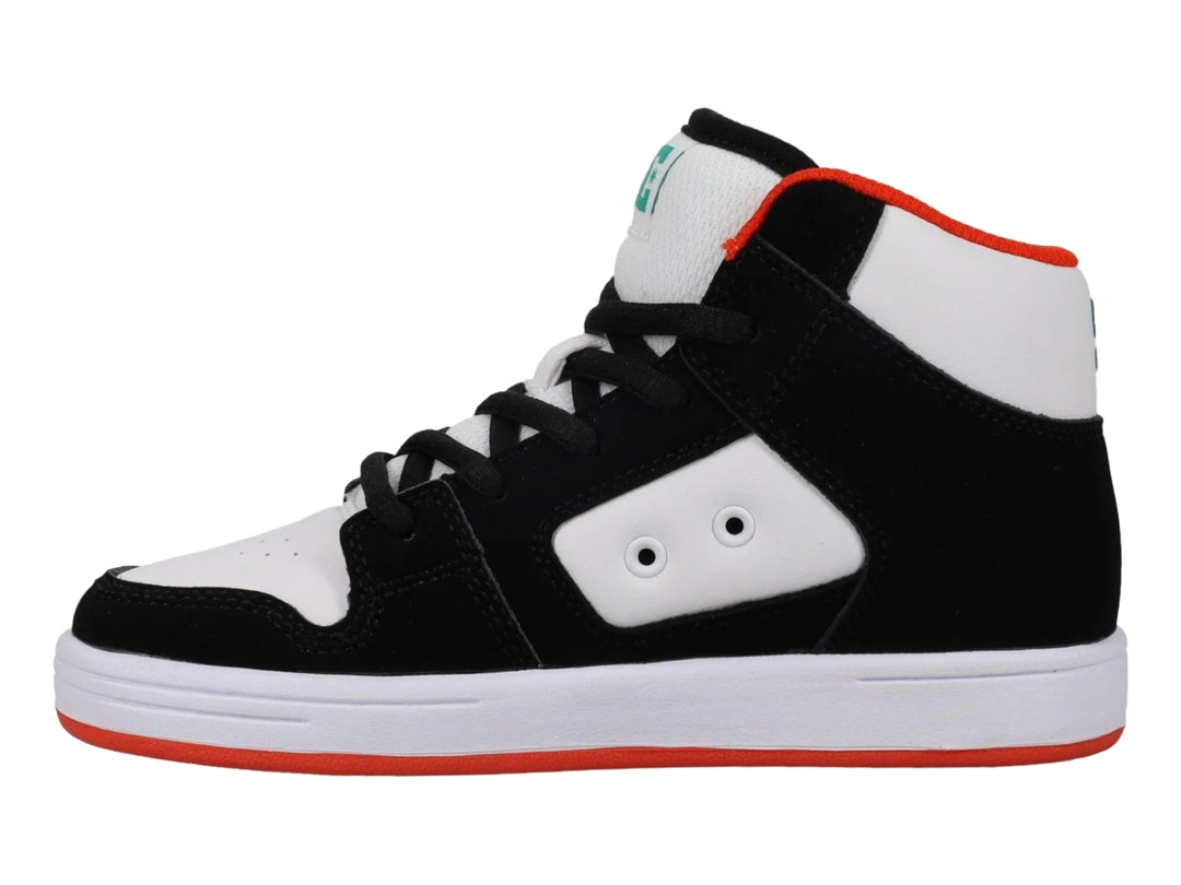 Tenis DC Shoes de bota color negro y blanco con detalles en naranja y logotipo verde.