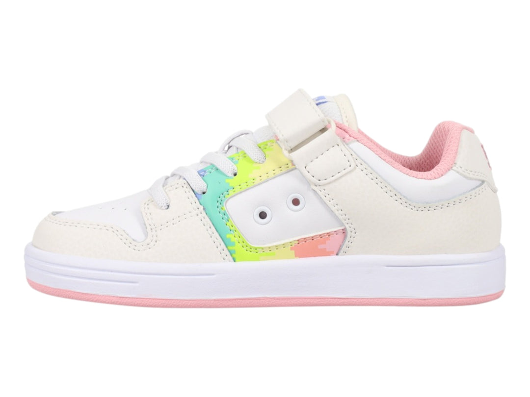 Tenis blancos DC Shoes con suela rosa, panel lateral multicolor y cierre de velcro y agujetas.
