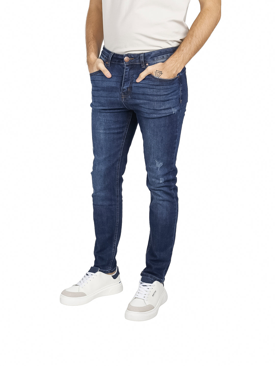 Hombre vistiendo pantalones jeans slim fit color índigo con efecto deslavado.