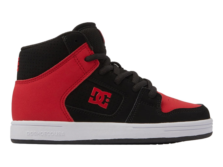 Tenis DC Shoes Manteca 4 HI de bota en colores negro y rojo con suela blanca.
