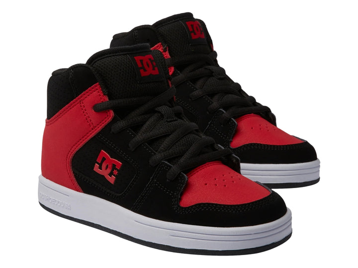 Tenis DC Shoes Manteca 4 HI de bota en colores negro y rojo con suela blanca.