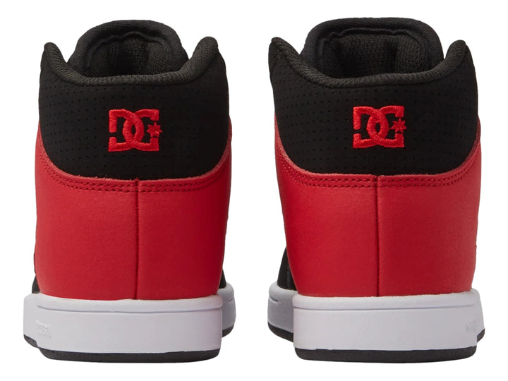 Tenis DC Shoes Manteca 4 HI de bota en colores negro y rojo con suela blanca.