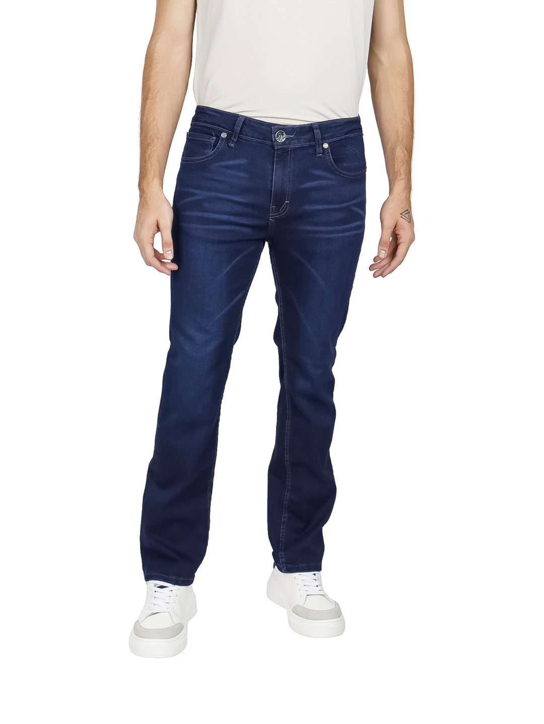 Hombre vistiendo pantalones jeans rectos de color indigo.
