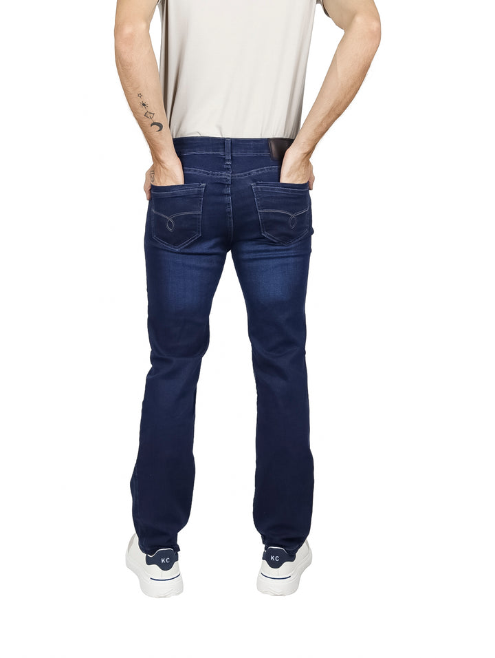 Hombre vistiendo pantalones jeans rectos de color indigo.
