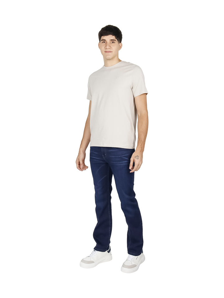 Hombre vistiendo pantalones jeans rectos de color indigo.