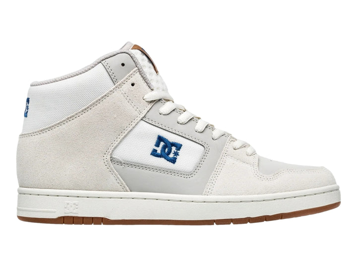 Tenis DC Shoes modelo Adys en color blanco hueso con suela café y logotipo azul lateral, corte bota alta.