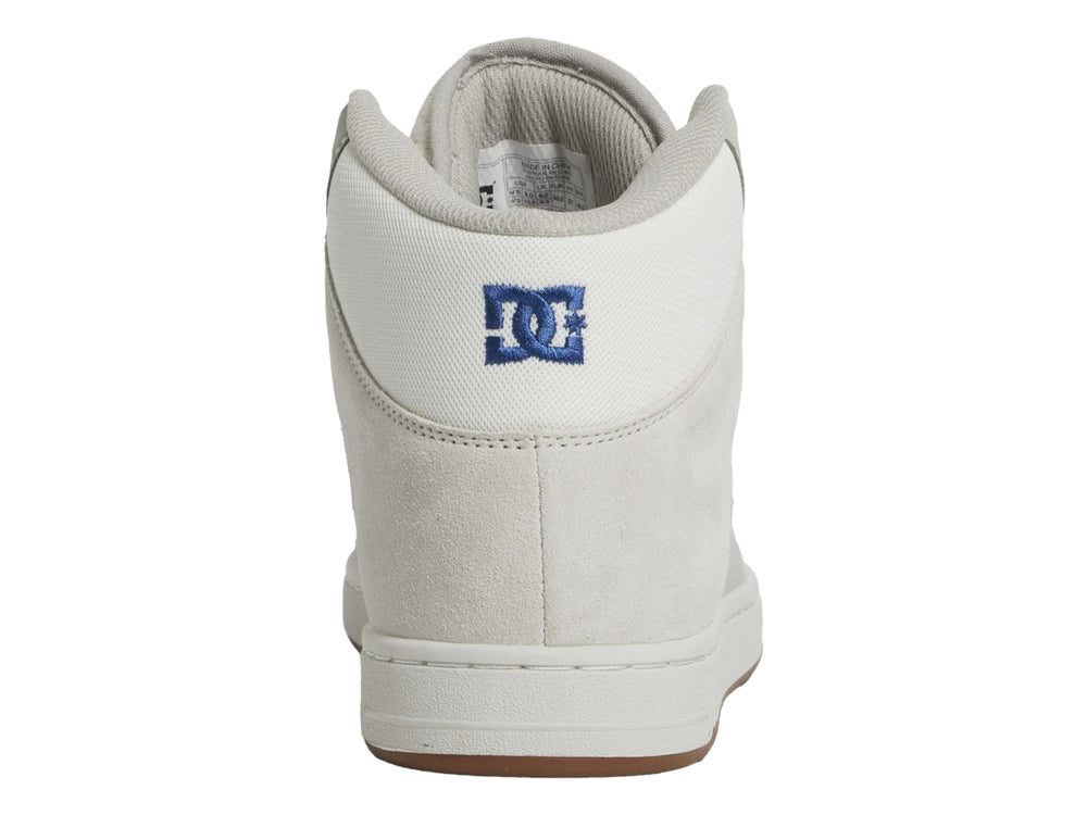 Tenis DC Shoes modelo Adys en color blanco hueso con suela café y logotipo azul lateral, corte bota alta.