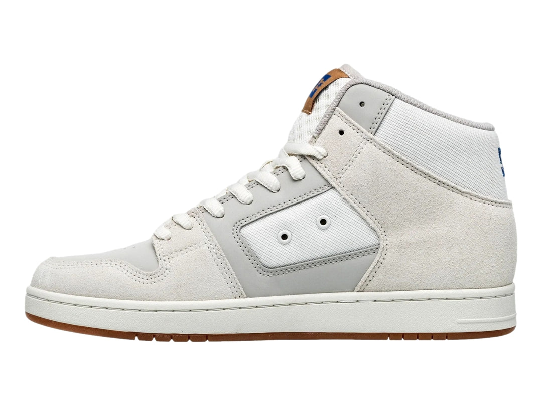 Tenis DC Shoes modelo Adys en color blanco hueso con suela café y logotipo azul lateral, corte bota alta.