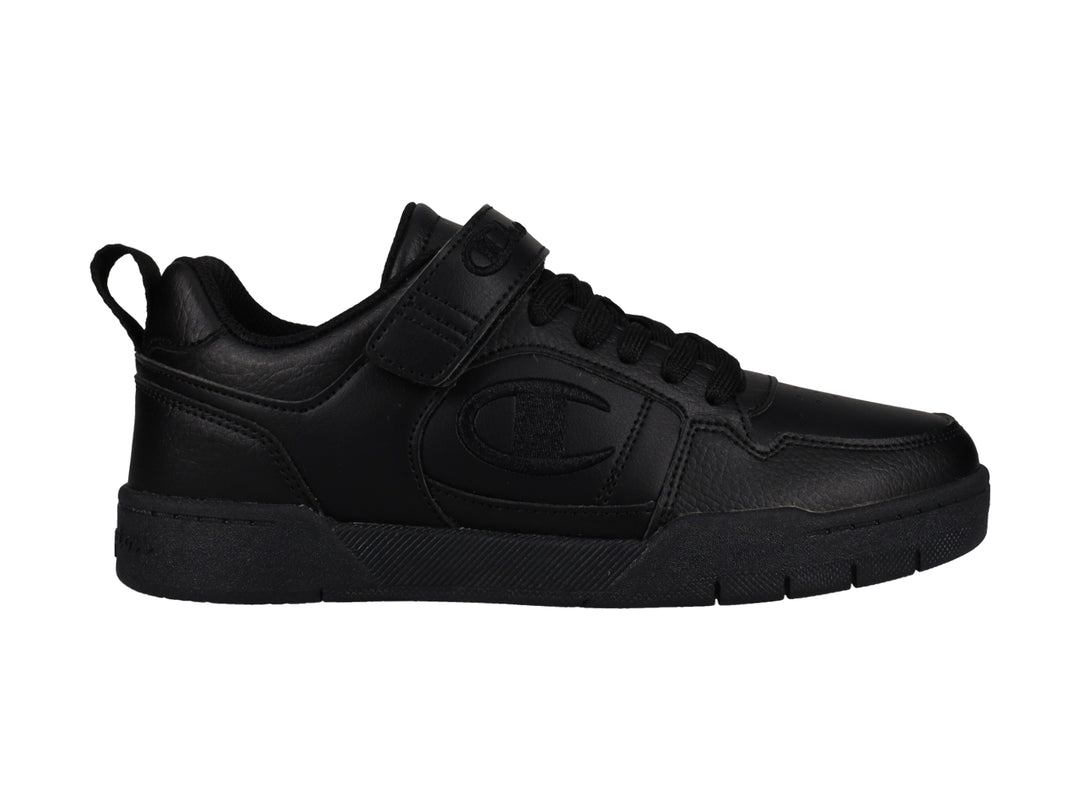 Tenis deportivos Champion color negro con agujetas y correa de velcro en el empeine.