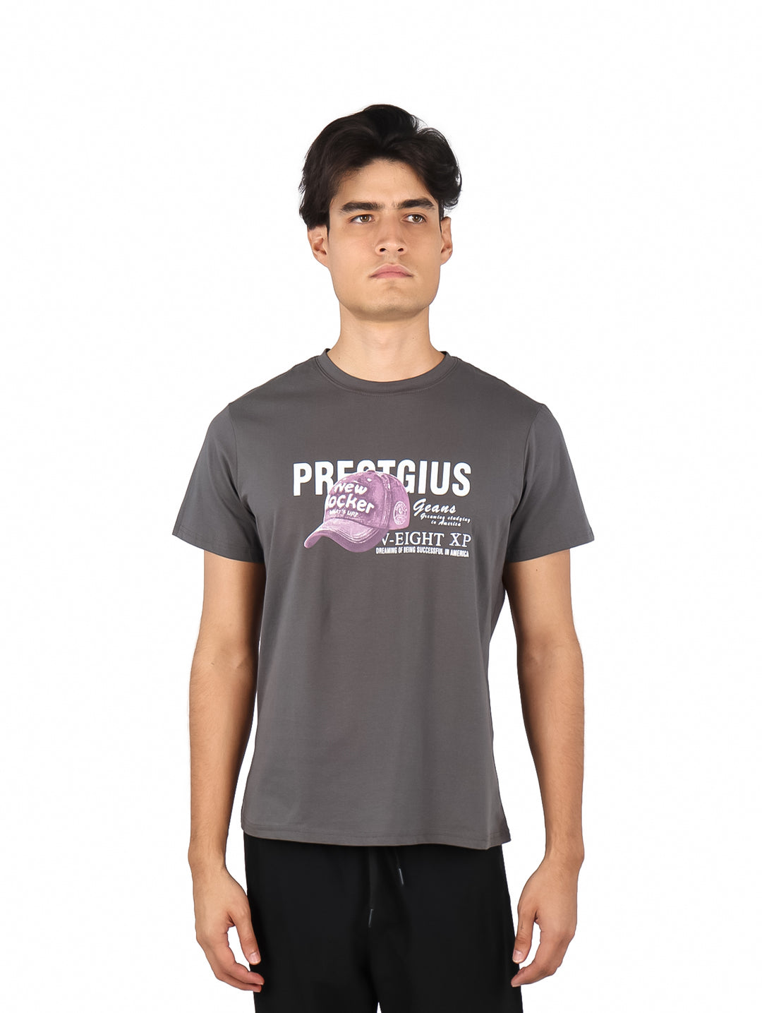 Hombre vistiendo playera gris de manga corta con estampado gráfico de una gorra rosa y texto en el pecho.