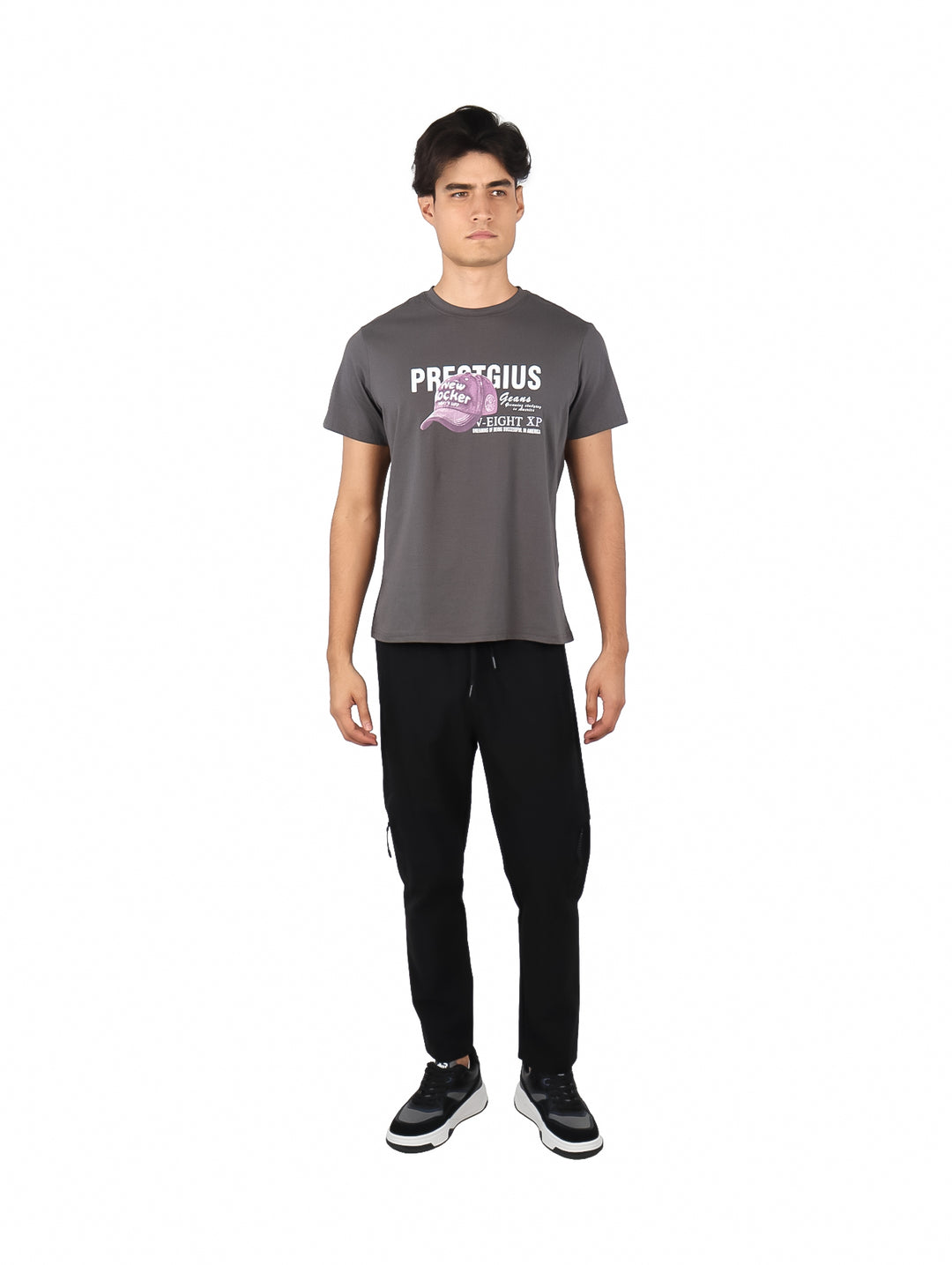 Hombre vistiendo playera gris de manga corta con estampado gráfico de una gorra rosa y texto en el pecho.