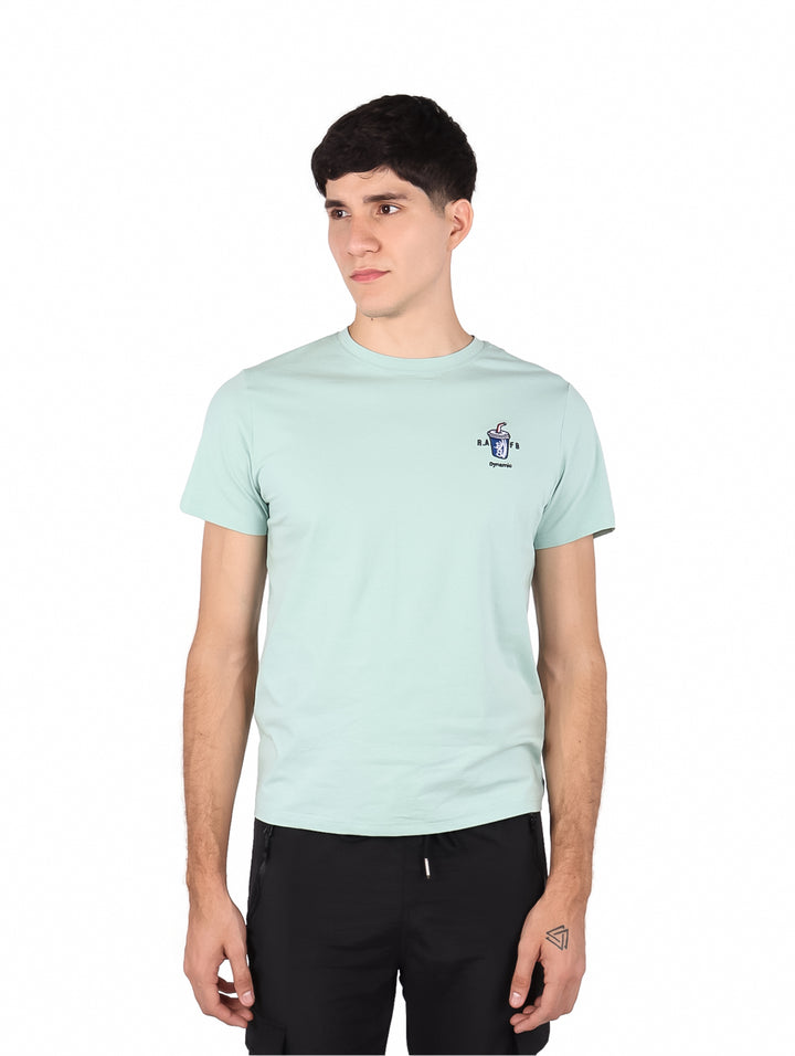 Hombre vistiendo playera de manga corta color verde menta con un pequeño logo en el pecho.
