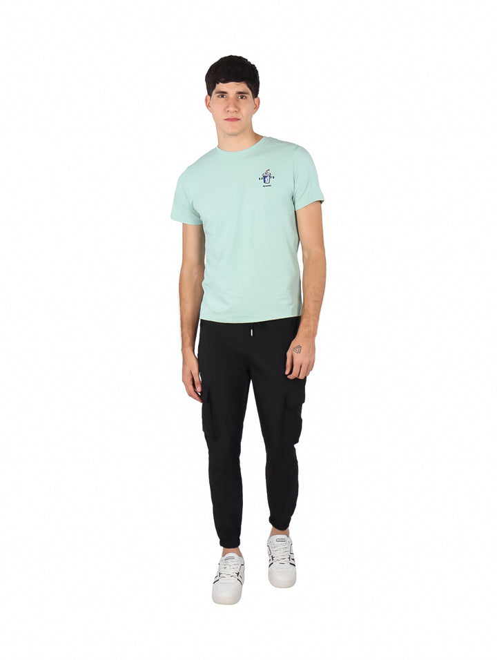 Hombre vistiendo playera de manga corta color verde menta con un pequeño logo en el pecho.
