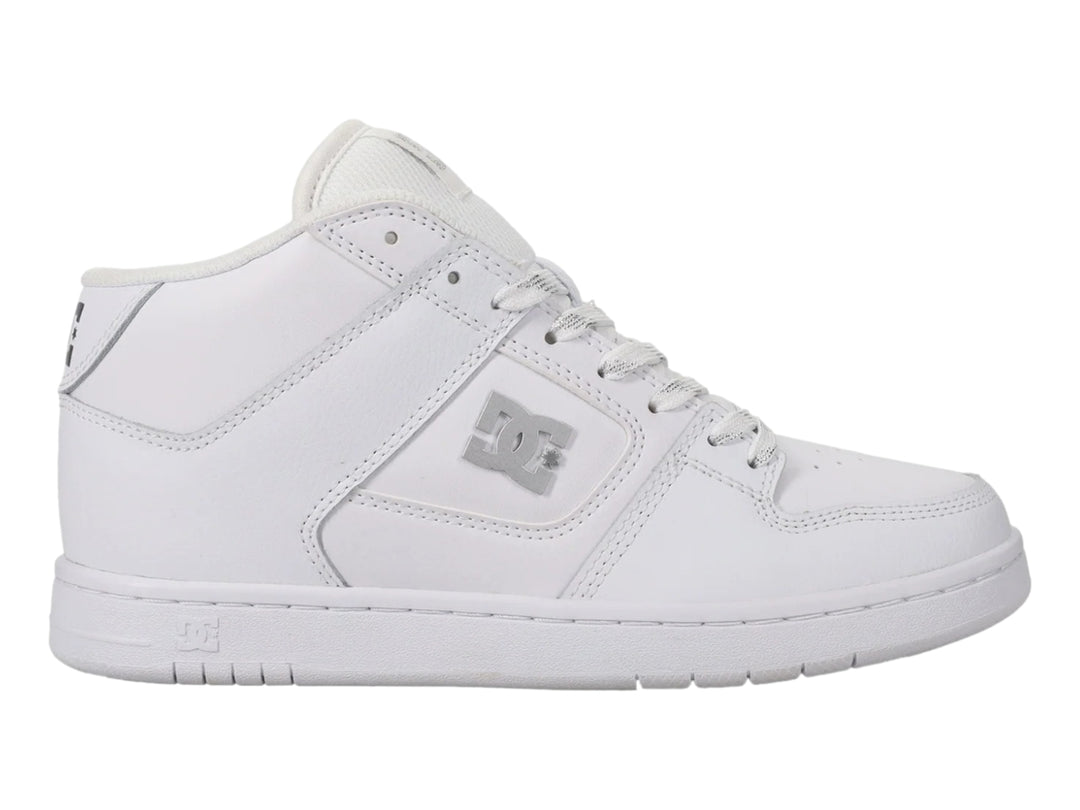 Tenis DC Shoes modelo Manteca 4 Mid en color blanco con detalles en plata y suela blanca.