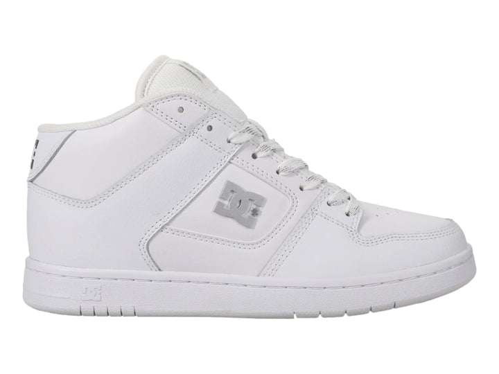 Tenis DC Shoes modelo Manteca 4 Mid en color blanco con detalles en plata y suela blanca.