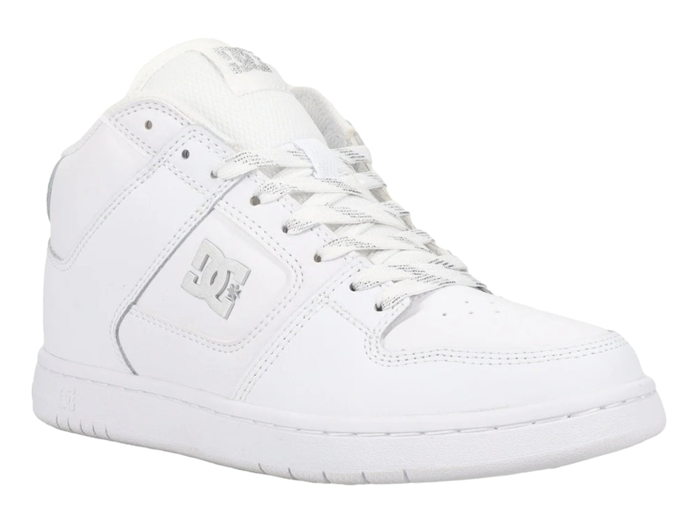 Tenis DC Shoes modelo Manteca 4 Mid en color blanco con detalles en plata y suela blanca.