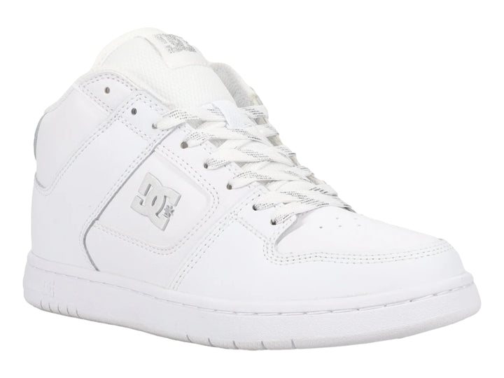 Tenis DC Shoes modelo Manteca 4 Mid en color blanco con detalles en plata y suela blanca.