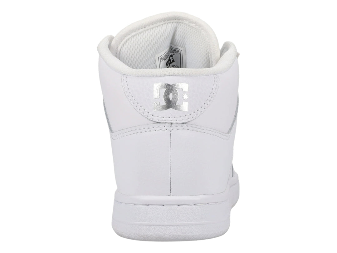 Tenis DC Shoes modelo Manteca 4 Mid en color blanco con detalles en plata y suela blanca.