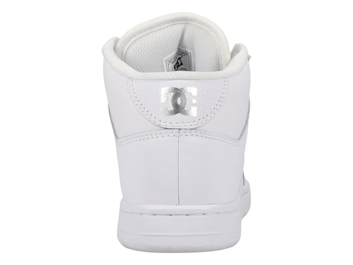 Tenis DC Shoes modelo Manteca 4 Mid en color blanco con detalles en plata y suela blanca.